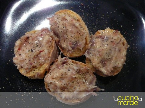 crostini burro e acciughe