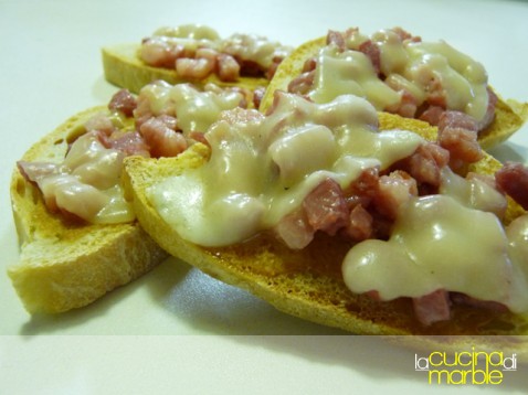 crostoni pancetta e pecorino alla senape