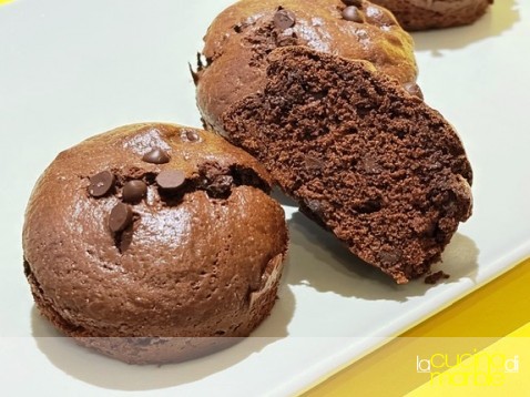 muffin con cacao e gocce di cioccolato