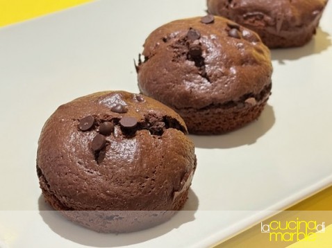 muffin con cacao e gocce di cioccolato