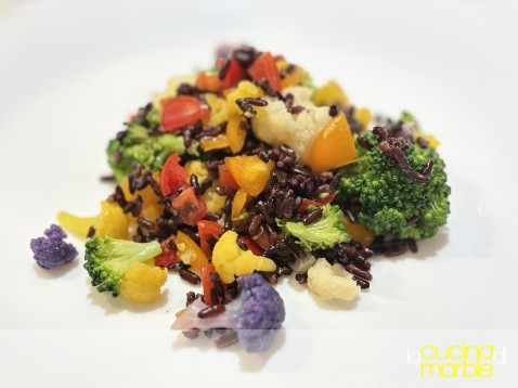 riso nero con cavolfiori e pomodorini