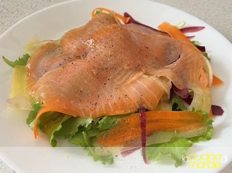 salmone con lattughino e carote