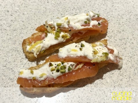 crostini salmone stracciatella