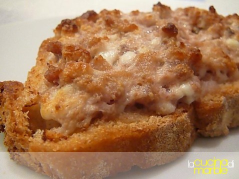 crostone salsiccia e stracchino